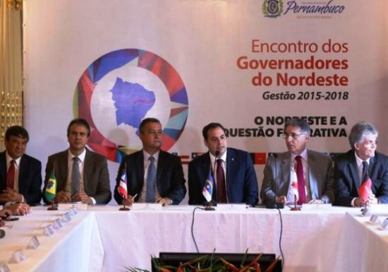 Governadores de 13 estados assinam carta contra decreto pró-armas de Bolsonaro