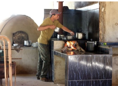 Preço do gás e desemprego elevam uso da lenha para cozinhar no Brasil