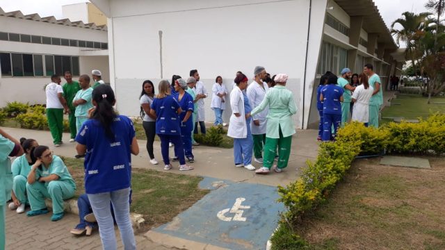 Conquista: Fundação José Silveira atrasa salários e funcionários do Hospital de Base fazem protesto