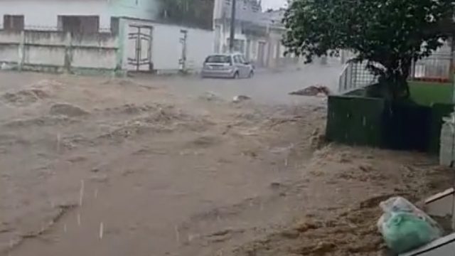 Vídeo: Fortes chuvas causam alagamento no município de Itambé