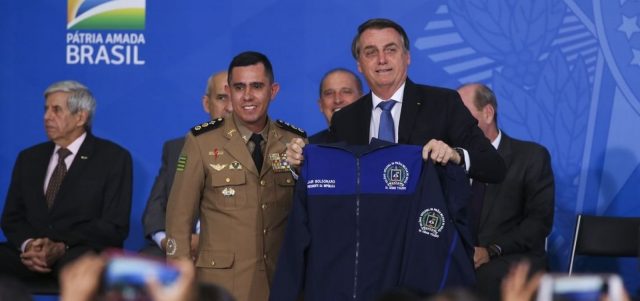 Escolas cívico-militares do governo Bolsonaro terão veto a celular, ‘rondas’ e regras para cabelos
