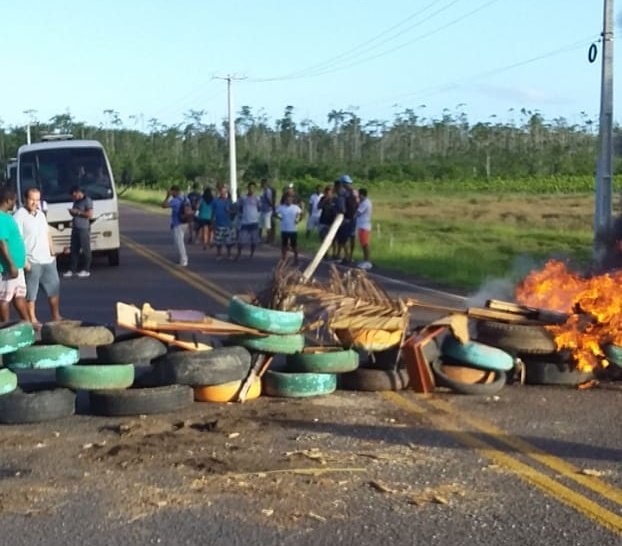 Alegando não conseguir conversar com o prefeito sobre abandono, moradores bloqueiam BA-001 em protesto