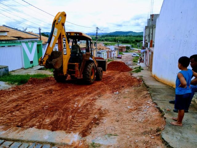 Itapetinga: Prefeitura continua serviços de manutenção de ruas, avenidas e estradas