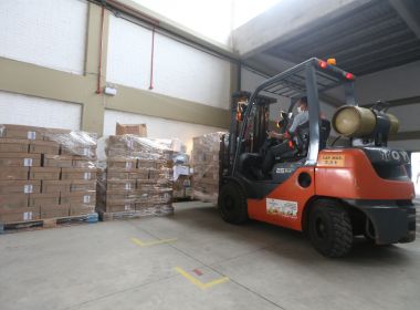 Rede de cosméticos doa 44 mil litros de álcool líquido à Sesab