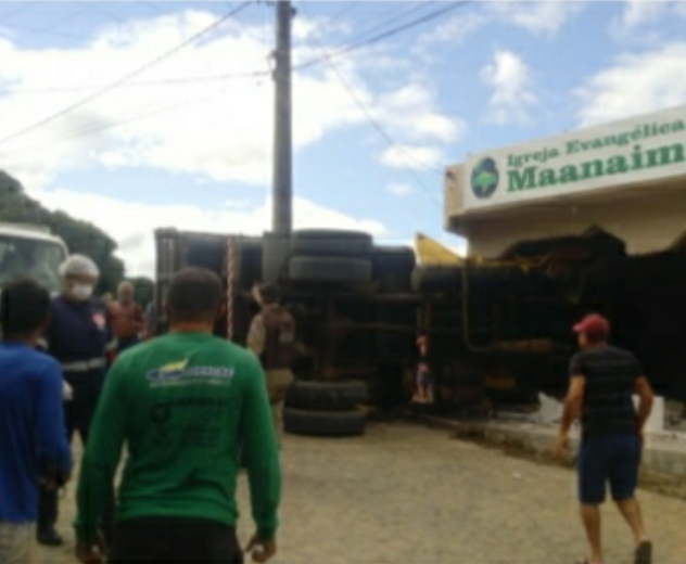 Itororó: caminhão tomba na ladeira e deixa dois homens feridos