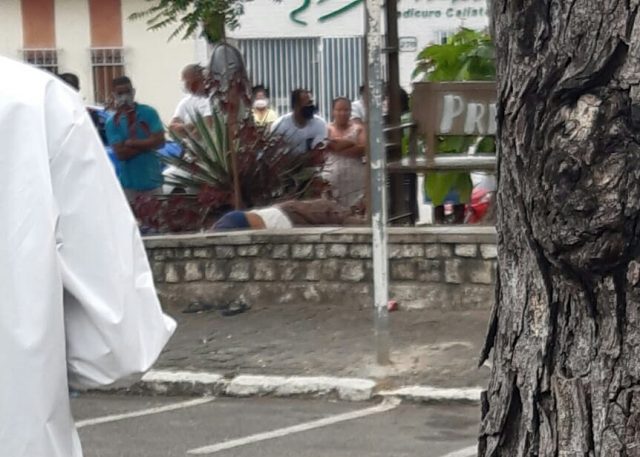 Itapetinga: Homem é encontrado morto na praça do primavera