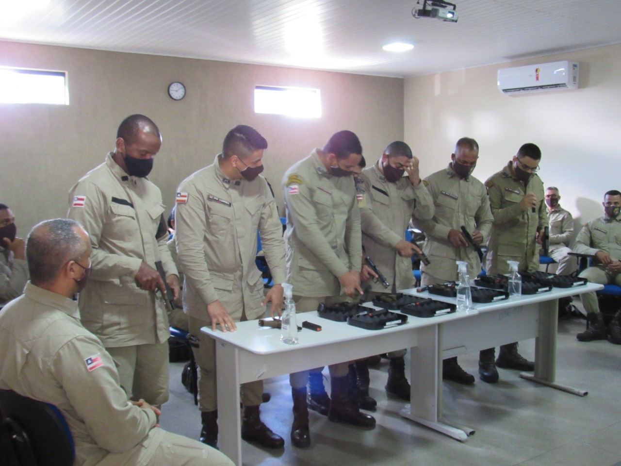 Policiais da 8ª CIPM/Itapetinga participam de instrução para a utilização das novas armas que chegaram na unidade