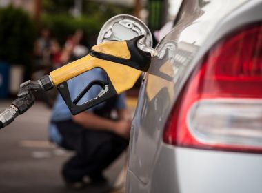 Gasolina sobe e passa de R$ 5 em nove estados