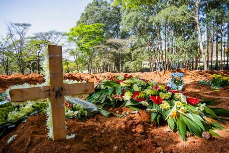 Brasil registra quase mil mortes em 24h, recorde em 76 dias