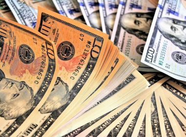 Dólar volta a fechar acima de R$ 5,50 com tensões no exterior