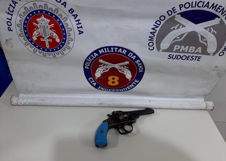 Itapetinga: Homem que apontava arma de fogo para transeuntes é preso pela PM na Vila Isabel