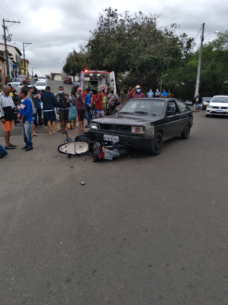Itapetinga: Colisão entre carro e moto deixa motociclista ferida