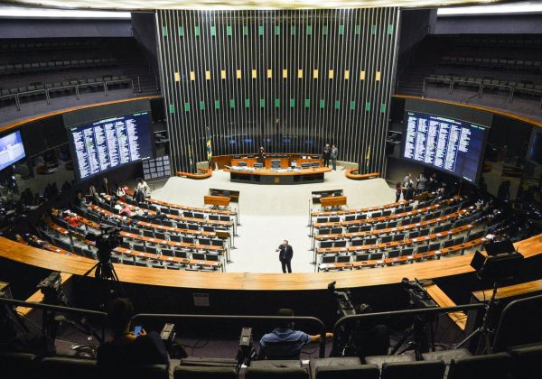 Deputados derrubam veto, e fundão eleitoral pode atingir R$ 5,7 bilhões