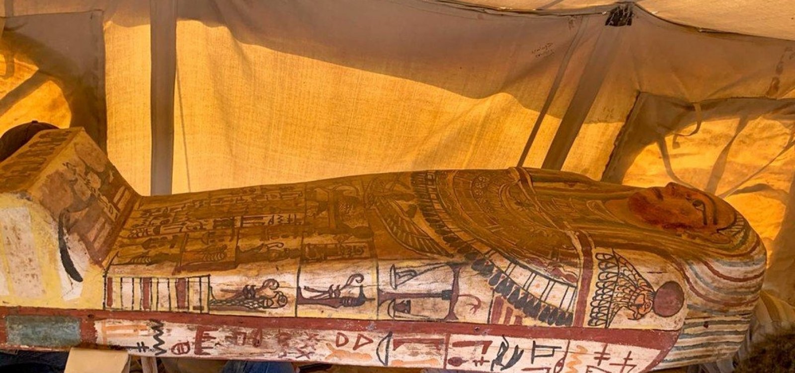 Egito anuncia a descoberta de 14 sarcófagos com cerca de 2,5 mil anos