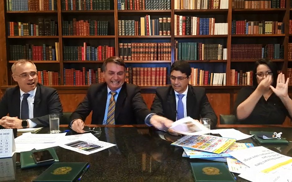 Bolsonaro apresenta kit de ‘ética e cidadania’ que será enviado a professores