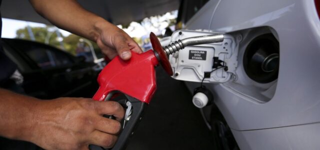 Preço da gasolina segue em alta e bate novo recorde nos postos