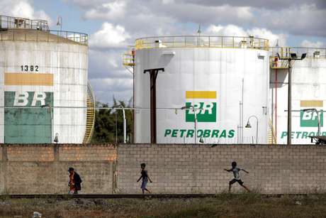 STF libera venda direta de refinarias da Petrobras