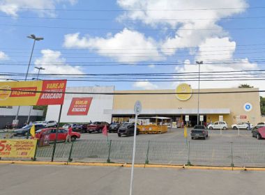 Jovem negro diz ter sido torturado ao tentar comprar celular em supermercado de Maceió