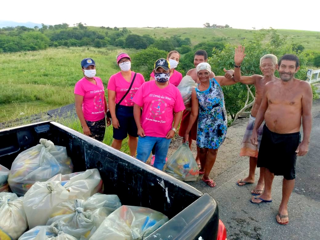 GM de Itapetinga: Equipe organizadora da corrida das minas faz entrega de cestas básicas na comunidade de Itapetinga