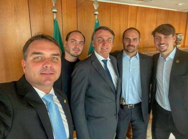 Deputado questiona presença de Eduardo Bolsonaro armado no gabinete presidencial