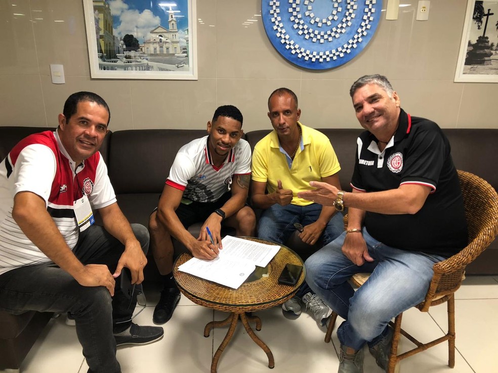 Itapetinga: Bahia acerta contratação de lateral-esquerdo Felipinho, ex-Atlético de Alagoinhas