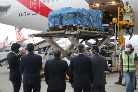 Vacinas da AstraZeneca chegam ao Brasil vindas da Índia