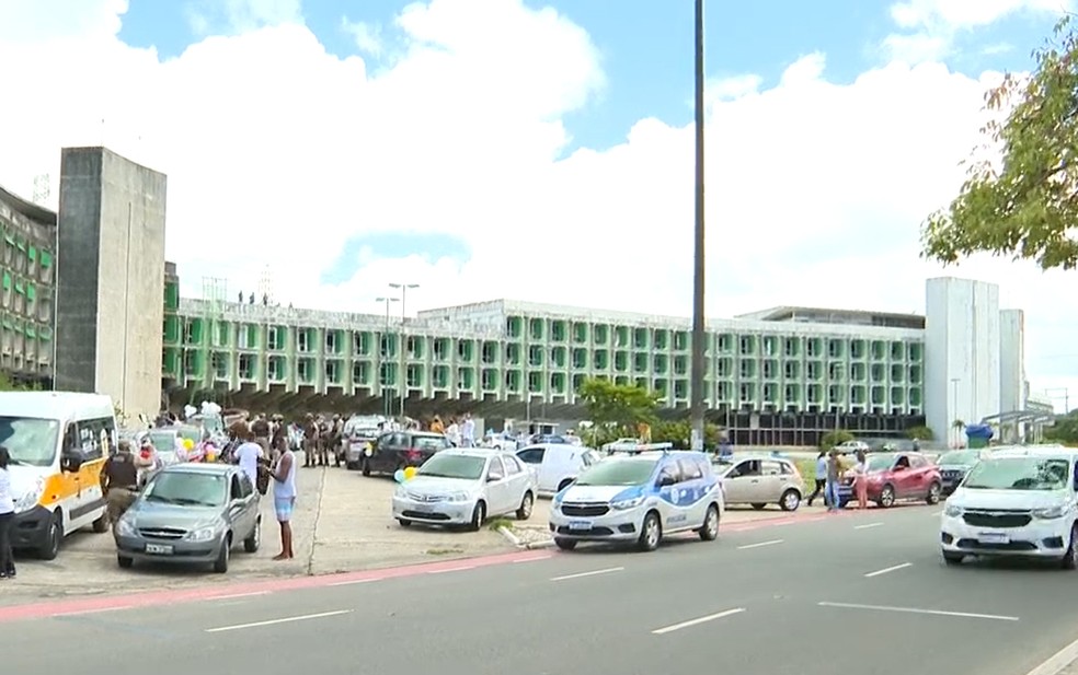 Protesto organizado por pais de alunos de escolas particulares reivindica volta das aulas presenciais em Salvador