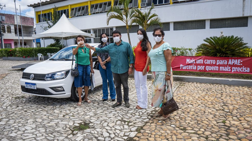 Itapetinga: Prefeitura entrega novo carro para APAE