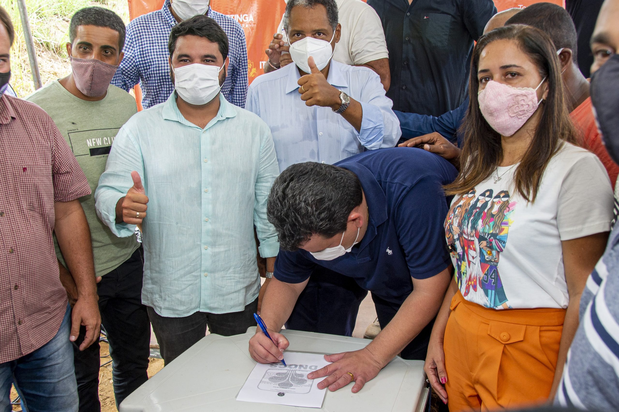 Itapetinga: Vereadora Manu Brandão acompanha assinatura de ordem de serviço para início dos trabalhos de pavimentação no Bairro Quintas do Sul