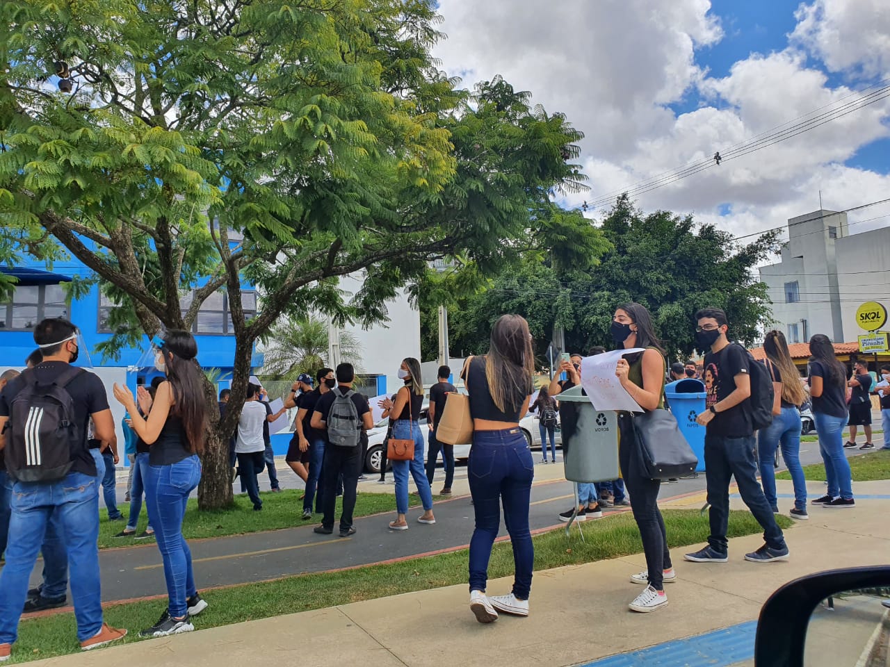 Conquista: Estudantes de faculdade realizam manifestação na Avenida Olívia Flores