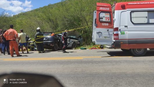 Acidente entre carros deixa três mortos e dois feridos