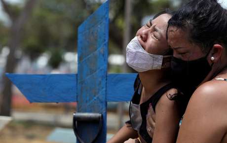 Brasil atinge 300 mil mortos de covid com colapso hospitalar