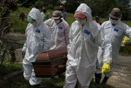 Quinta-Feira: Com 3 mil mortes pelo 3º dia, Brasil atinge 400 mil óbitos