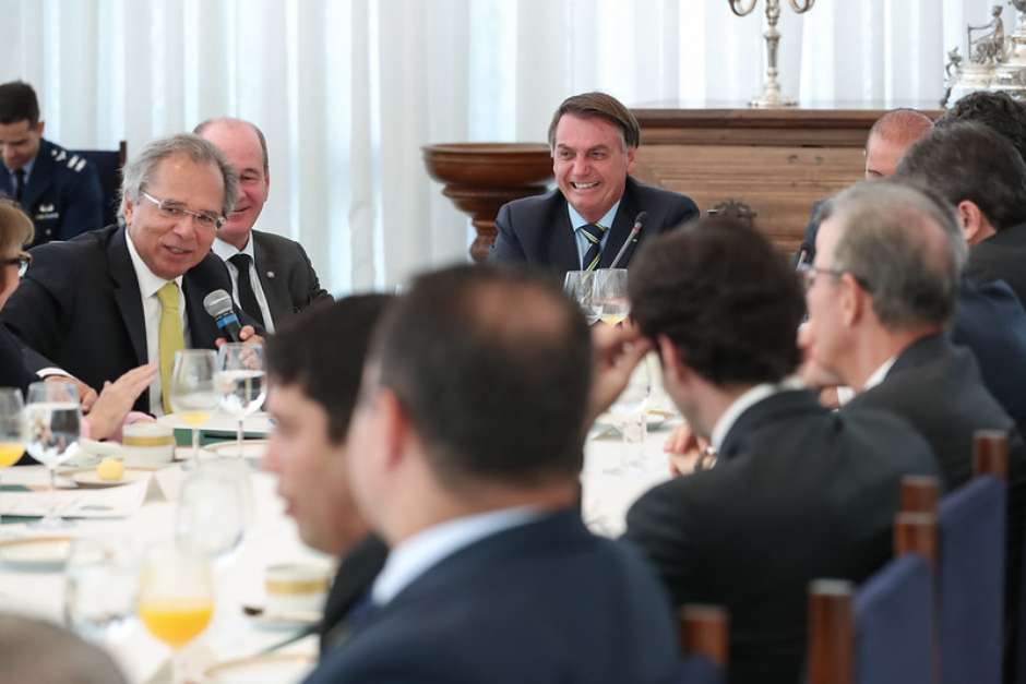 Sem Saber que Era Gravado: Guedes: “chinês” criou covid e faz vacinas piores que EUA