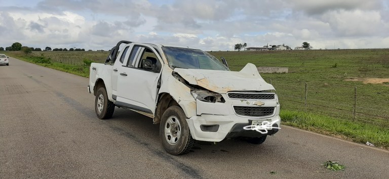 Carro com sinal de acidente é abandonado na pista próximo a Barra do Choça