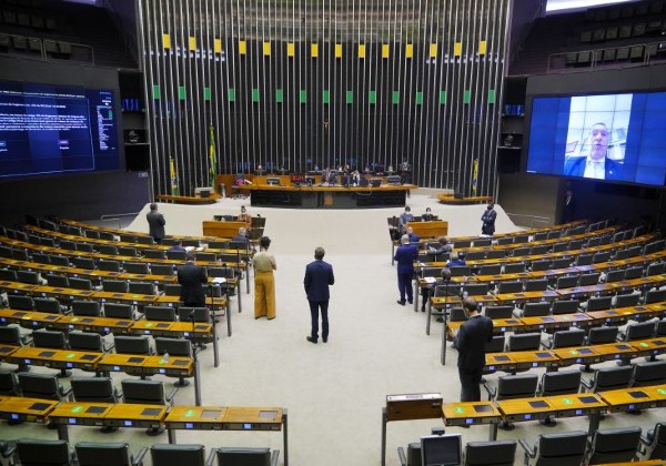 Deputados cassados por corrupção recebem aposentadoria de até R$ 23 mil pela Câmara