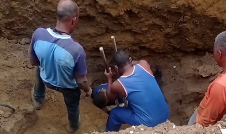Trabalhadores soterrados em obra são resgatados por populares em Muritiba