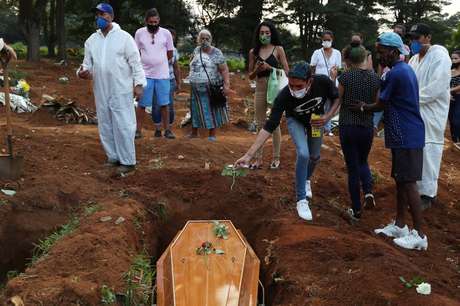 O Brasil registrou 873 mortes e 39.637 novos casos de covid-19 neste Domingo