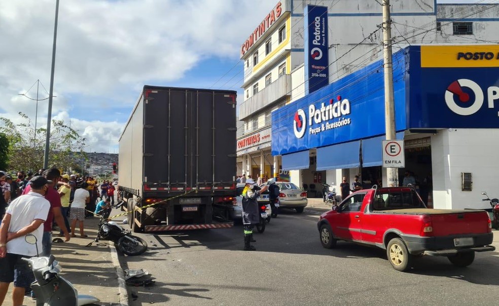 Acidente entre moto e carreta deixa uma pessoa morta em Vitória da Conquista, no sudoeste da Bahia