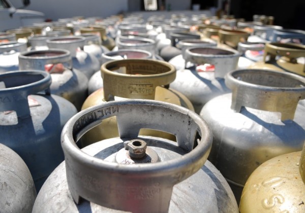 Bolsonaro sanciona lei que cria o vale-gás; entenda como vai funcionar