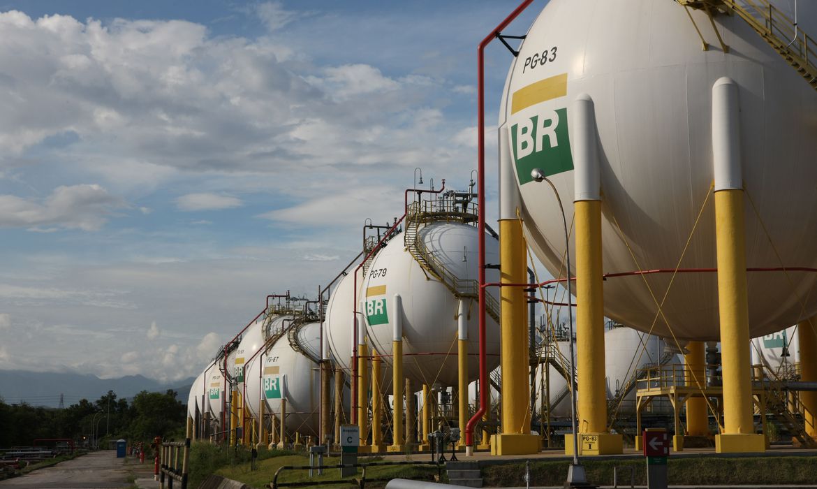 Petrobras anuncia aumento de preços da gasolina, diesel e gás de cozinha a partir de Terça-feira (06)