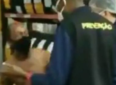 Homem negro é forçado a se despir para provar que não furtou supermercado; veja