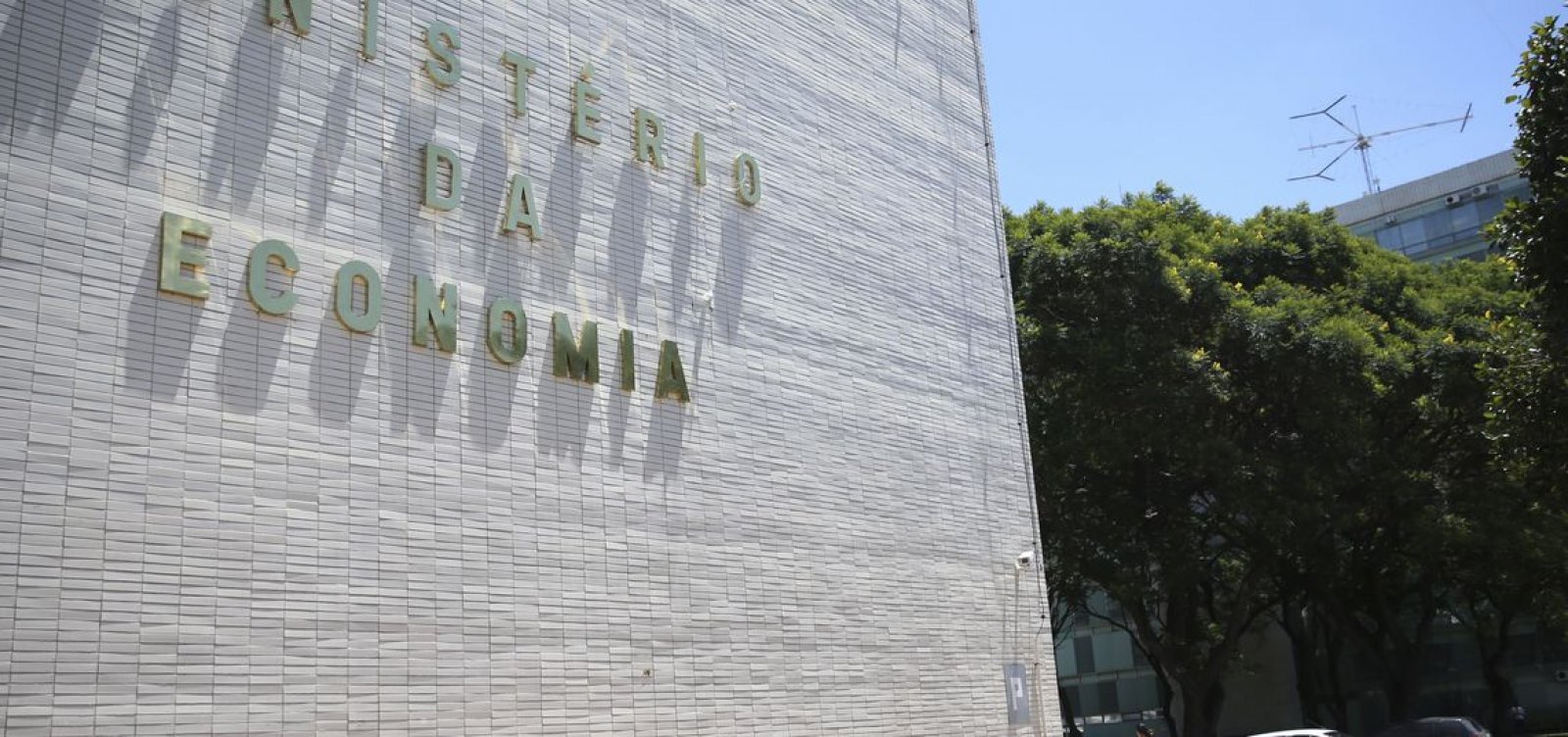 Ministro da Economia sofre pressão de órgãos por recursos em 2022