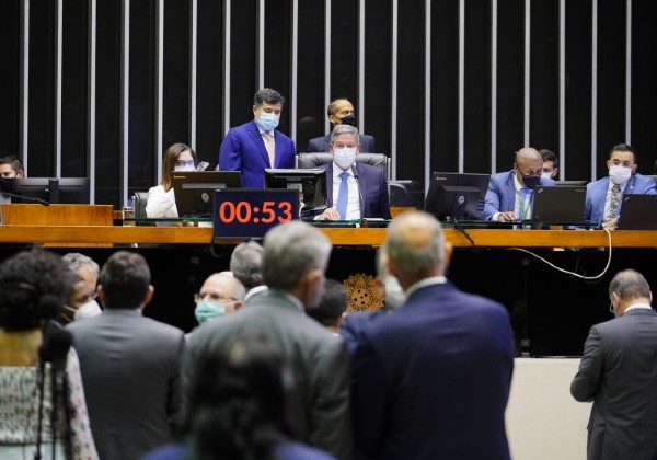 Deputados aprovam urgência para projeto que altera regras de campanhas eleitorais