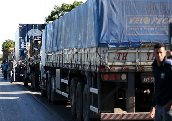 Caminhoneiros culpam Guedes por alta dos combustíveis