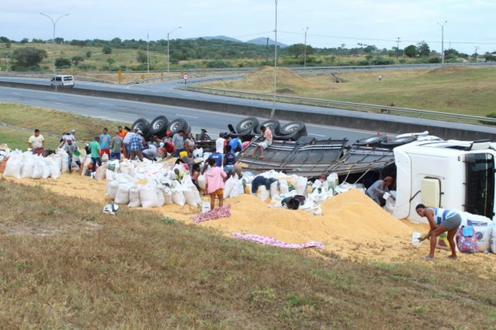 Dois caminhões tombam em menos de uma hora em rodovia na região de Feira de Santana