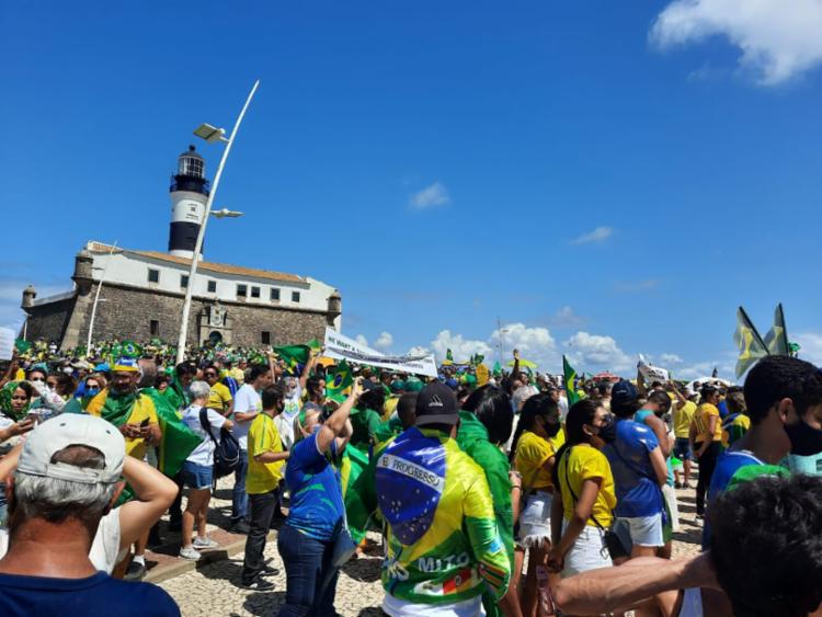 Capital: Com críticas ao STF, bolsonaristas se concentram no Farol da Barra