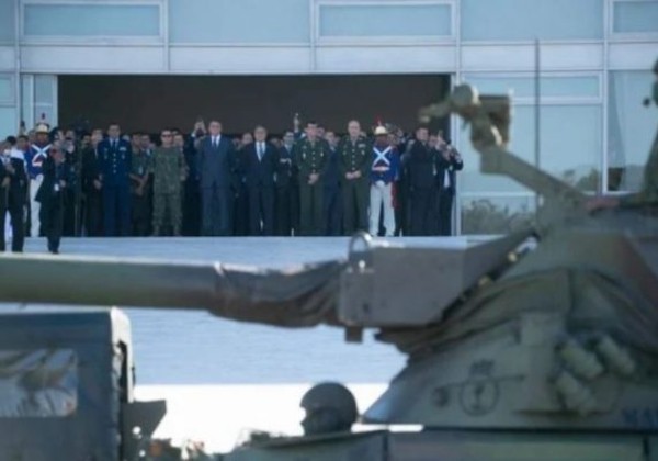 Marinha impõe sigilo de 5 anos a operação de desfile de tanques no Planalto