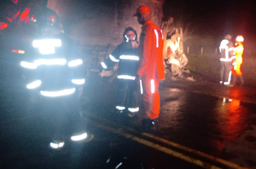 Urgente: 5 pessoas morrem carbonizadas em acidente envolvendo 2 caminhões de coleta de lixo