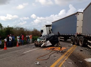 Conquista: Acidente entre carro de passeio e carreta deixa quatro mortos